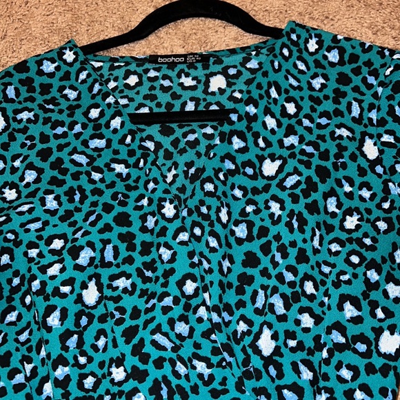 TURQUOISE LEOPARD WRAP SMOCK TOP - Picture 3 of 10